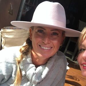 Stylish Wide Brim Rancher Hat in Grey/Lavender